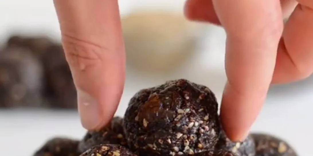 Μπάλες ενέργειας με μόλις 3 υλικά: Το πιο υγιεινό σνακ με κακάο