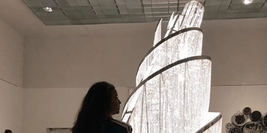 Στόλισε χριστουγεννιάτικο δέντρο φορώντας το μαγιό της!