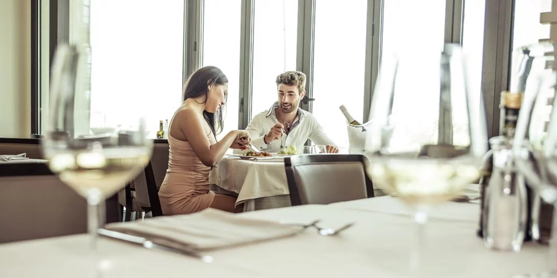 Ο κανόνας που πρέπει να ξεχάσεις για να μη στραβώσει το πρώτο ραντεβού