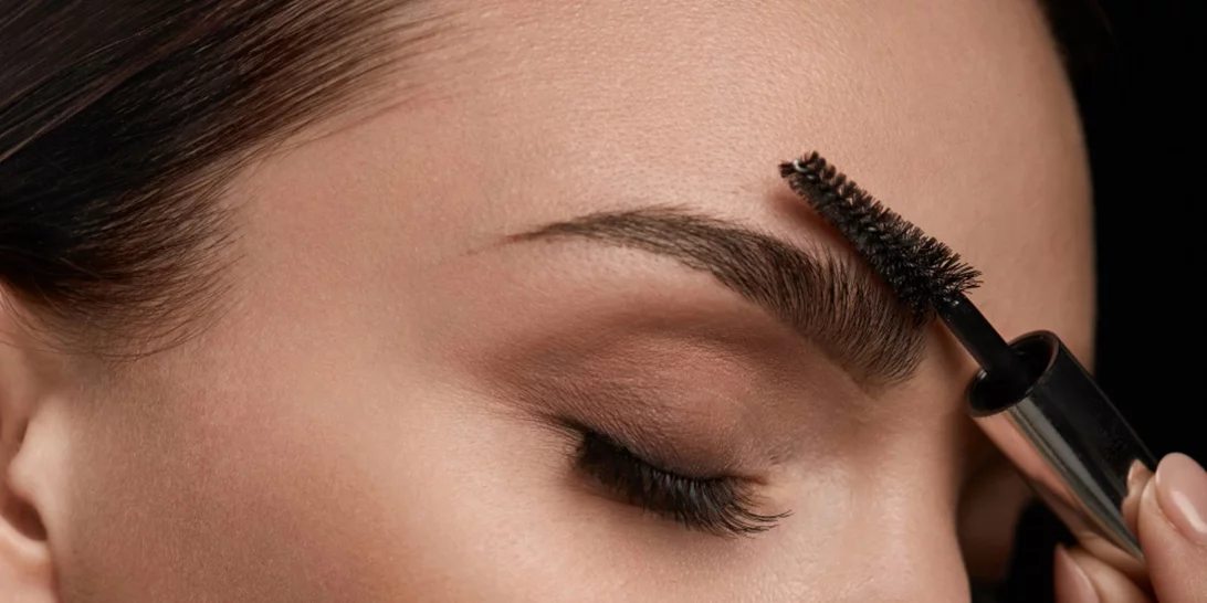 Εσύ τι κάνεις καθημερινά για τα φρύδια και τις βλεφαρίδες σου;