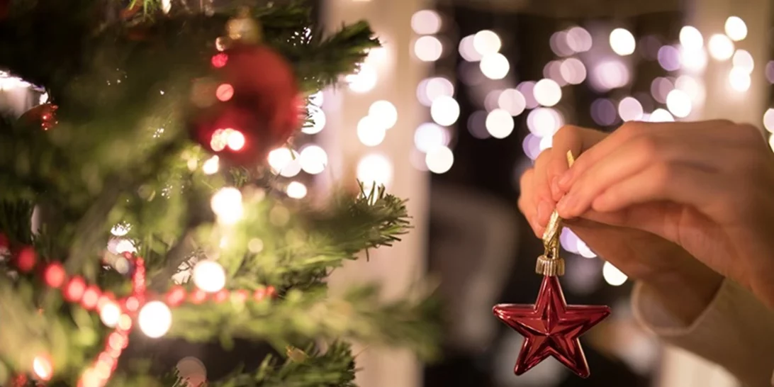 Ήξερες ότι ο τρόπος που βάζεις τα λαμπάκια στο χριστουγεννιάτικο δέντρο είναι λάθος;