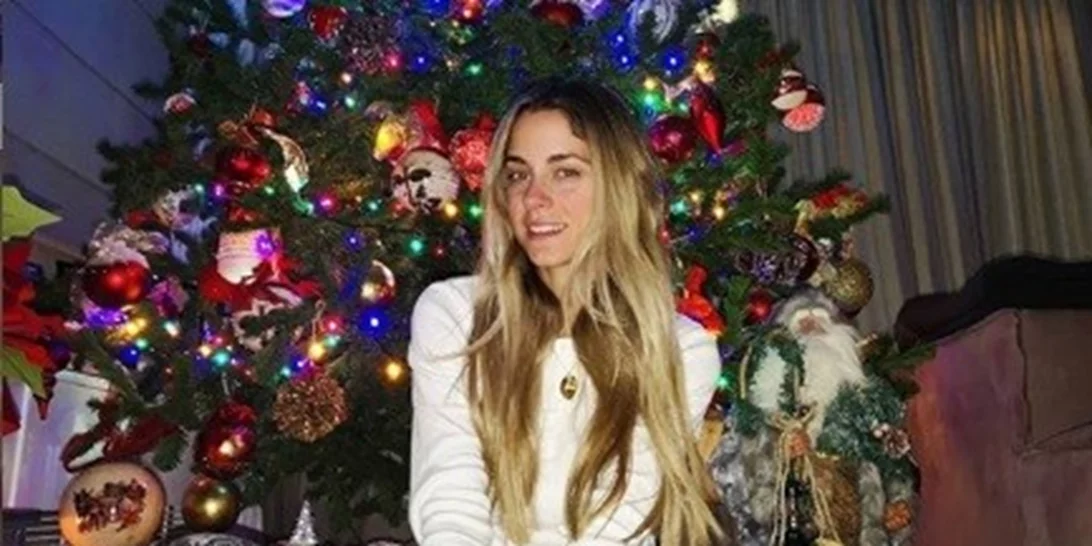 Δούκισσα Νομικού | Ποζάρει φορώντας μόνο... το χριστουγεννιάτικο δέντρο!