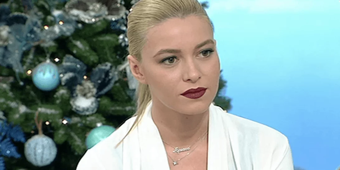 Στιγμές οικογενειακής ευτυχίας για την Εβελίνα Σκίτσκο | Με την κόρη της στο πανέμορφα στολισμένο σαλόνι της