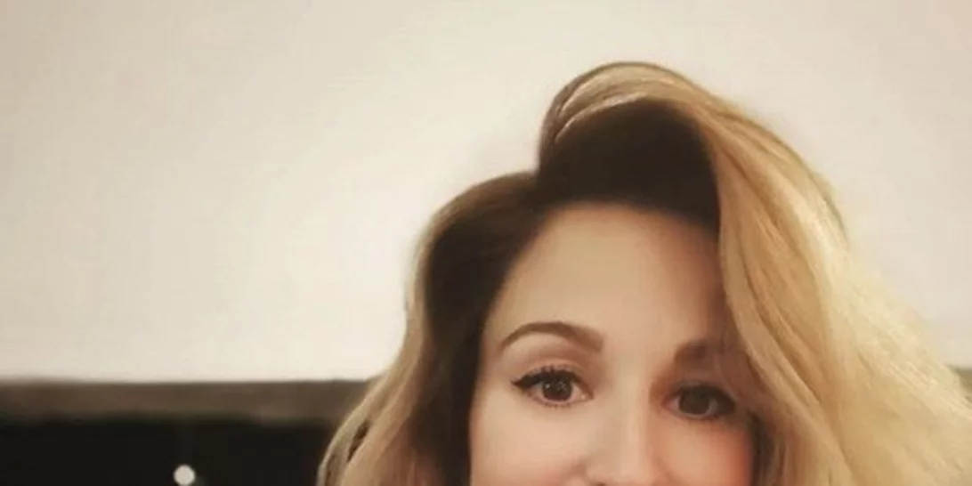 Κατερίνα Παπουτσάκη | Με φουσκωμένη κοιλίτσα δίπλα στο χριστουγεννιάτικο δέντρο