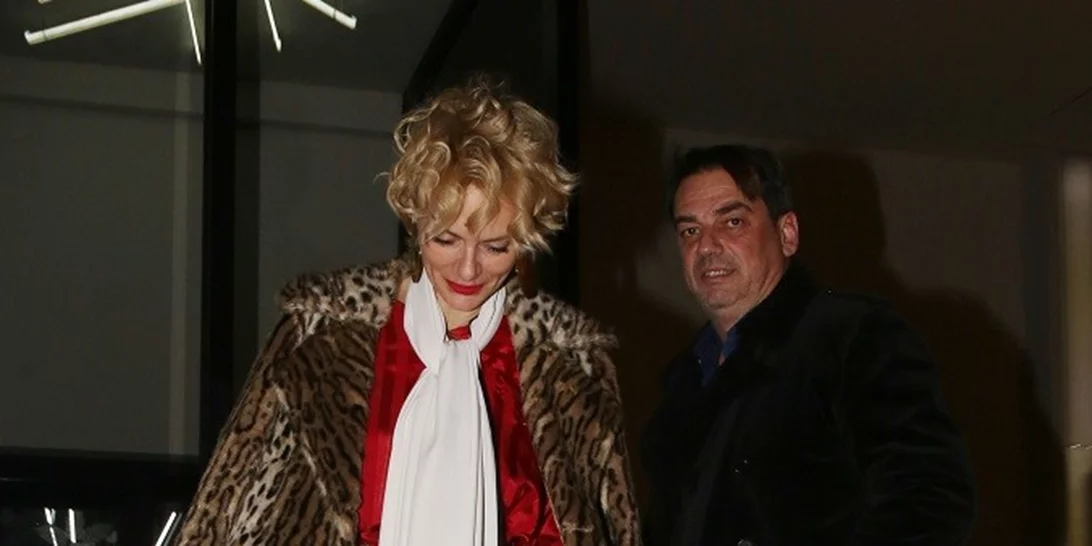 Έλενα Χριστοπούλου και Τόλης Κότσης | Το τρυφερό φιλί σε δημόσια έξοδο που προδίδει έναν μεγάλο έρωτα