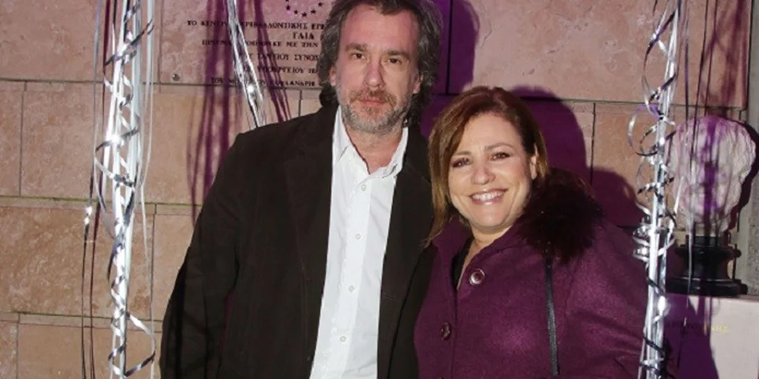 Η Μαριάννα Τουμασάτου νύφη στο πλευρό του Αλέξανδρου Σταύρου, με παρανυφάκι την τρίχρονη κόρη τους