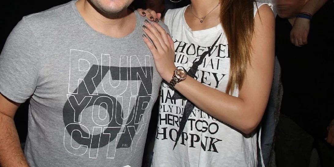 Γνωστός Έλληνας δημοσιογράφος έκανε το επόμενο βήμα στη σχέση του με την κατά 18 χρόνια νεότερη σύντροφό του