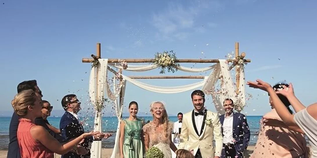 Γάμος σε παραλία | 7 styling tips για την καλεσμένη