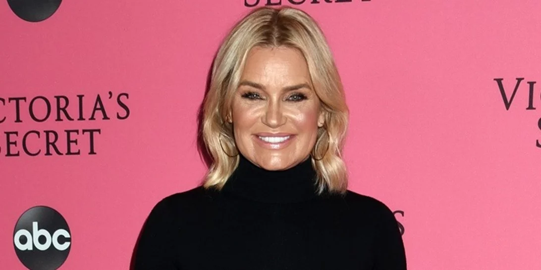 Yolanda Hadid | Φωτογραφίζεται με εσώρουχα & στέλνει το δικό της μήνυμα