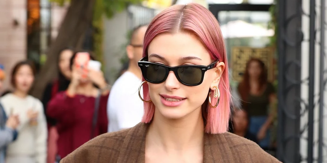 Say Hello στα νέα ροζ μαλλιά της Hailey Bieber που μοιάζουν με τσιχλόφουσκα