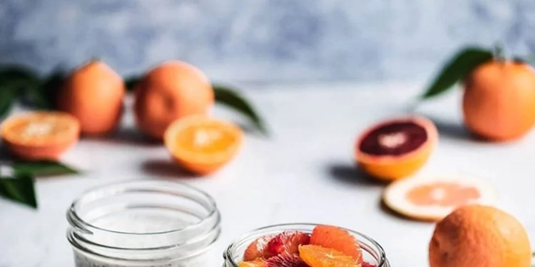 Τέλειο πρωινό με πουτίγκα με τσία, γάλα καρύδας και topping με εσπεριδοειδή