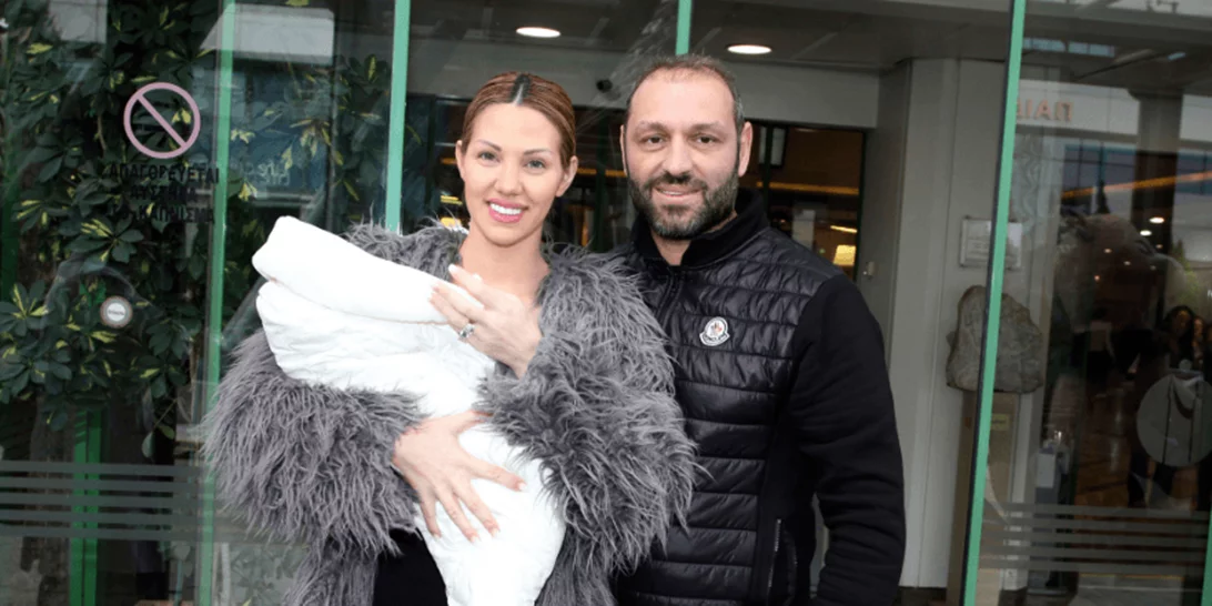 Σάσα Μπάστα | Η έξοδος από το μαιευτήριο με την κόρη της στην αγκαλιά της