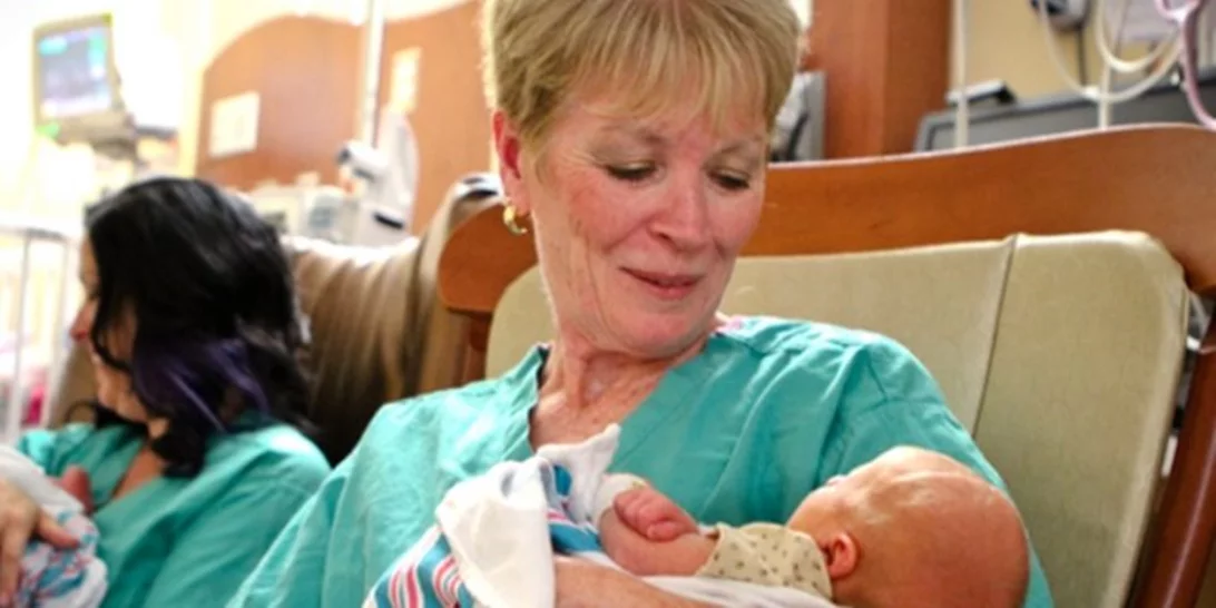 Εθελοντές αγκαλιάς για απροστάτευτα βρέφη: η πιο τρυφερή δουλειά