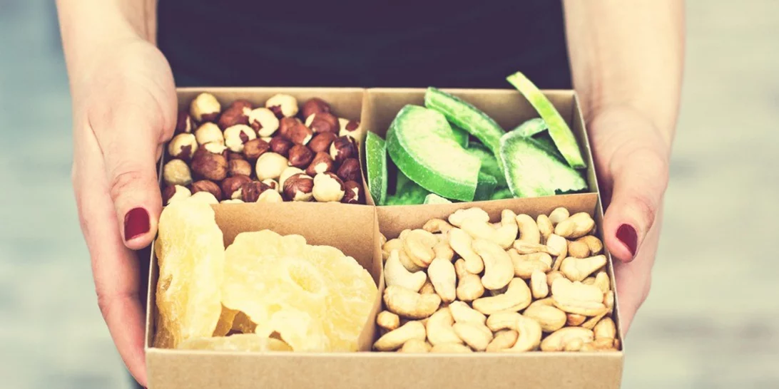 Θες σνακ το βράδυ; 7 σούπερ ιδέες σνακ που μπορεί να φας πριν κοιμηθείς για τη βραδινή λιγούρα