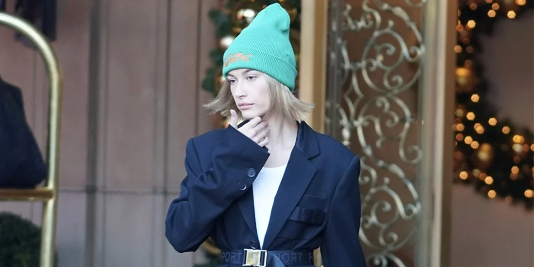 Hailey Baldwin | Δες πόσο ωραία φόρεσε το λευκό τζιν παντελόνι