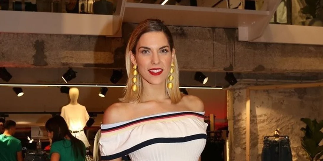 Μαντώ Γαστεράτου | Δες τον κούκλο αδελφό της, Χάρη