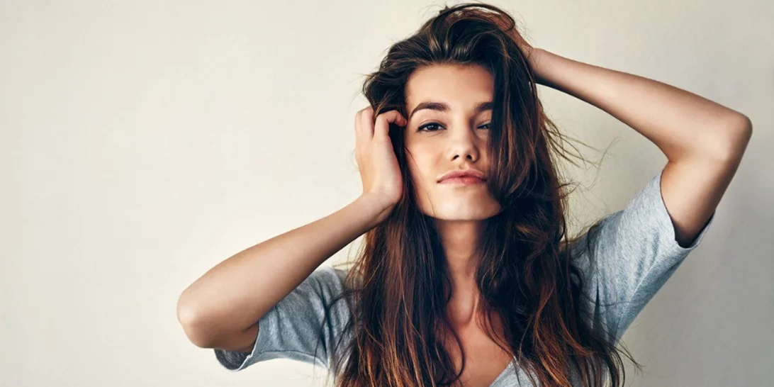 Λάμψη και ενδυνάμωση στα μαλλιά | Οι 5 συνήθειες που έχουν οι γυναίκες με μακριά, υγιή μαλλιά  