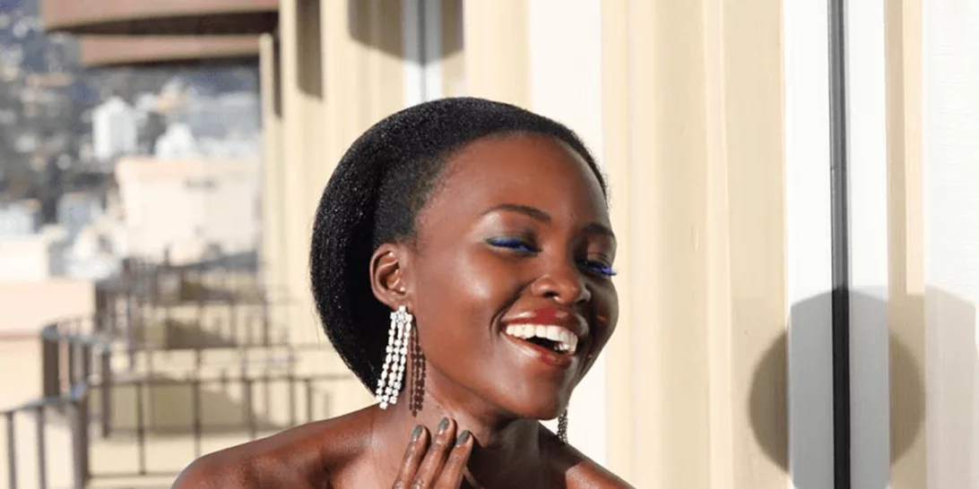 Κι όμως η Lupita Nyong'o φόρεσε στις Χρυσές Σφαίρες πέδιλα των 40 ευρώ