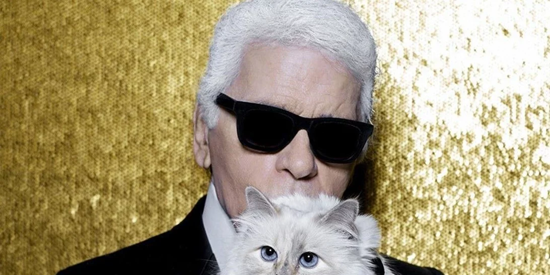 Karl Lagerfelf | Η γάτα του πενθεί – Ποζάρει με μαύρο βέλο
