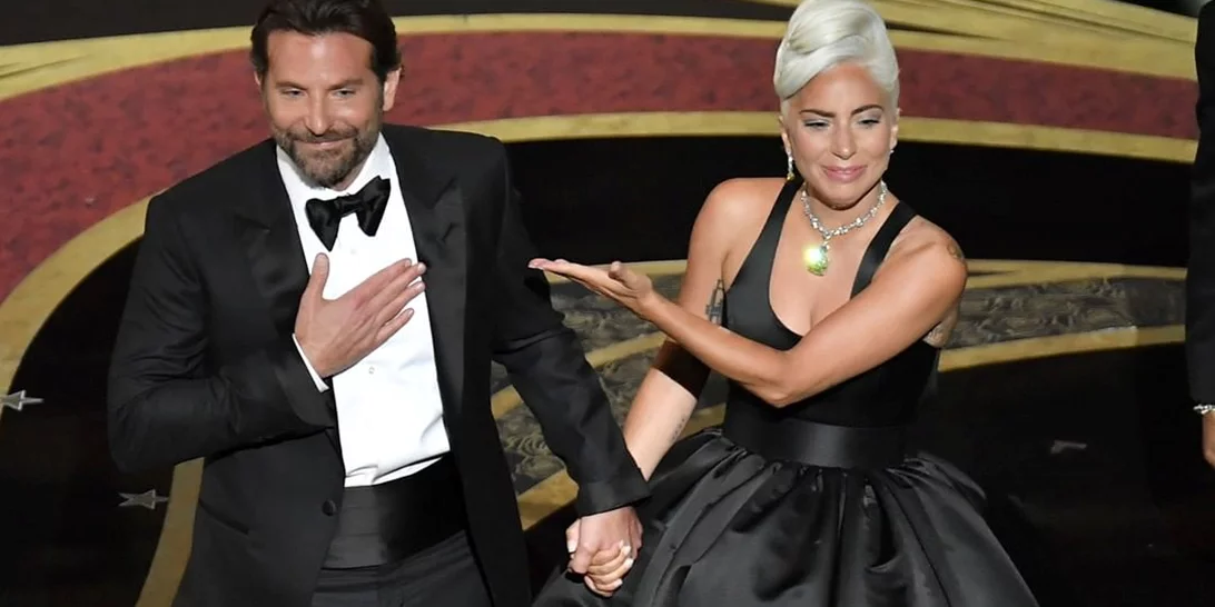 Ο Bradley Cooper απαντά γιατί με την Lady Gaga υποδύθηκαν τους ερωτευμένους στη σκηνή των Όσκαρ
