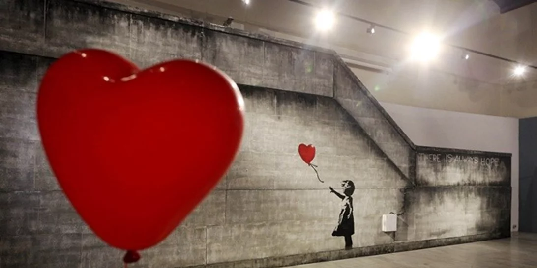 Bansky στην Τεχνόπολη | Ποιοι διάσημοι έδωσαν το παρών;