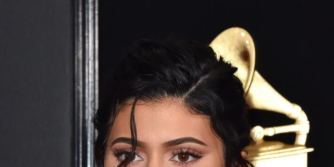 Επιτέλους, η skincare σειρά της Kylie Jenner είναι γεγονός με την ίδια να ποζάρει πιο άβαφη από ποτέ
