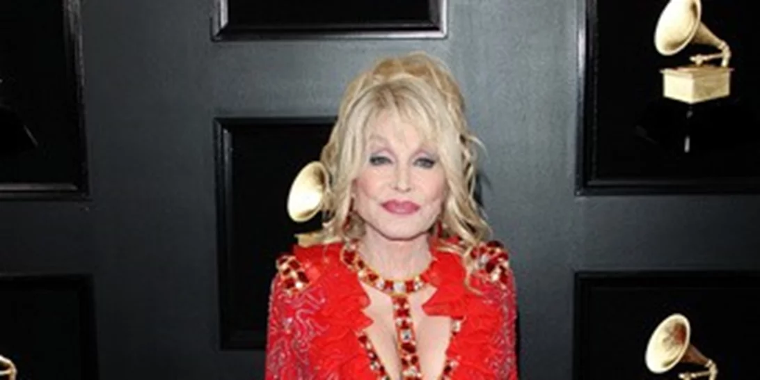 Η Dolly Parton δωρίζει $1.000.000 για να βοηθήσει στη χρηματοδότηση ενός εμβολίου κατά του Covid-19