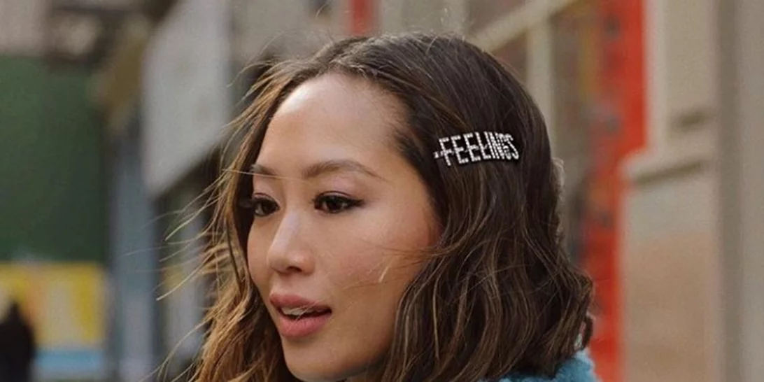 Πώς θα κάνεις μπούκλες σε κοντά μαλλιά μόνο με ισιωτική