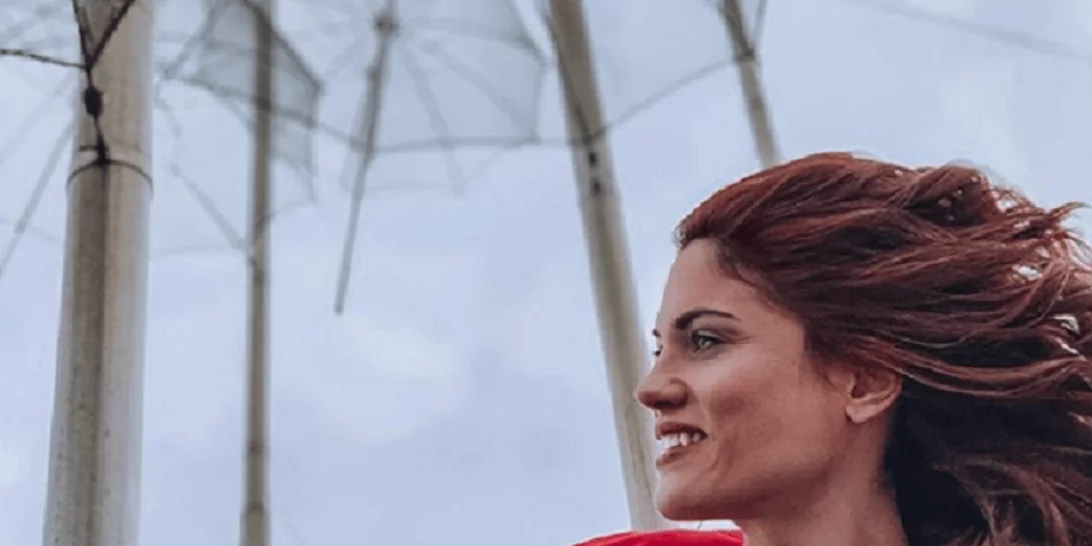 «The world of Banksy» | Η Μαίρη Συνατσάκη έγινε (έστω και για λίγο) το iconic κορίτσι με το μπαλόνι