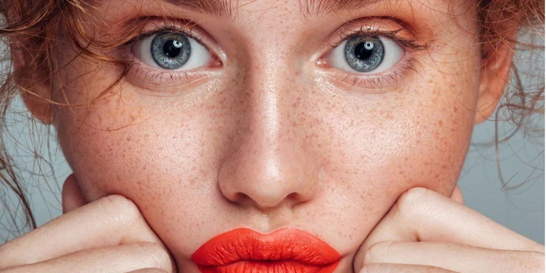 Πώς θα φαίνομαι πιο νέα με μακιγιάζ; 7 tips για μακιγιάζ που «κρύβει» χρόνια