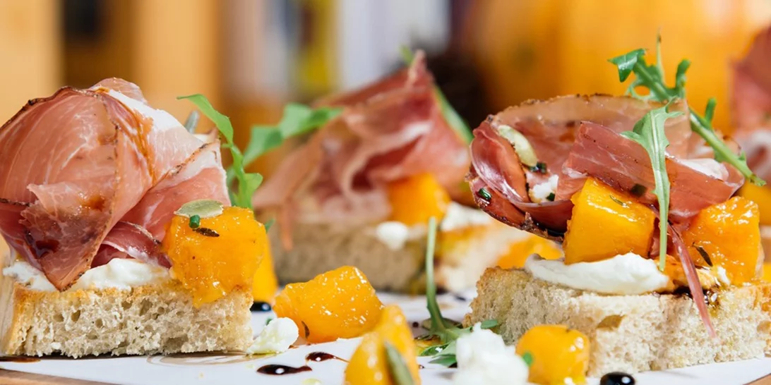 Fooding Around | Χειροποίητο σουβλάκι στο Ermina's, ράμεν σούπα στο Σύνταγμα, απογευματινό τσάι στη Madame Gateaux