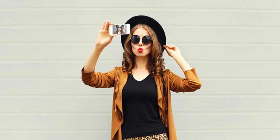 Λευκό, μαύρο ή κόκκινο; Αυτά είναι τα καλύτερα χρώματα που μπορείς να φορέσεις σε μια φωτογραφία