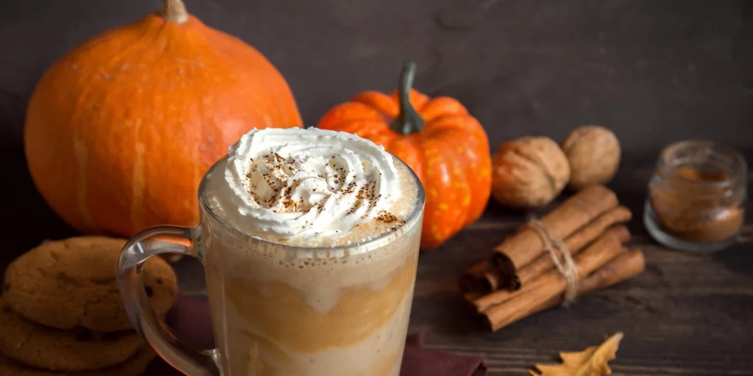 Συνταγή για pumpkin spice latte | Πώς θα φτιάξεις μόνη σου σπιτικό ζεστό ρόφημα με τον αγαπημένο σου καφέ