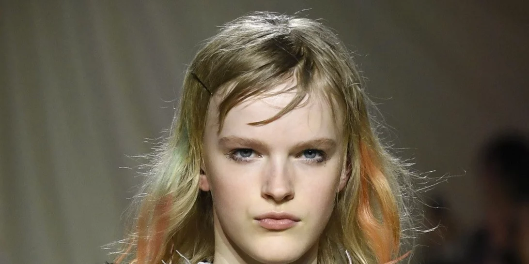 Τα μαλλιά στο show της Mary Katrantzou λέγονται Color Cloud και μόλις σου έλυσαν το μεγαλύτερό σου πρόβλημα