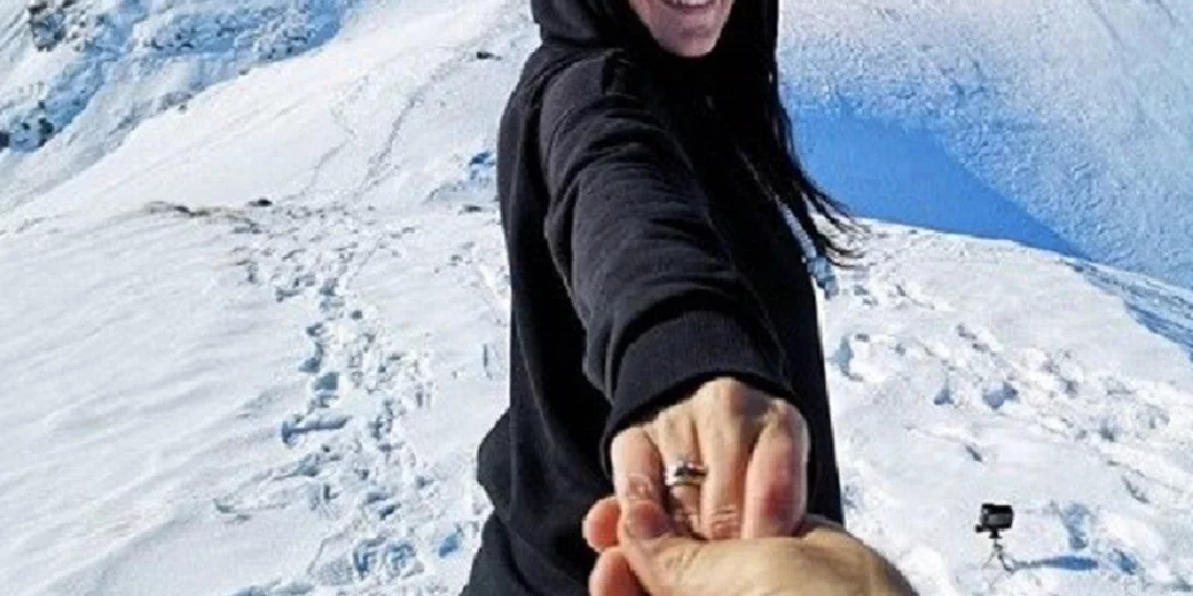 Wow | Γνωστός Έλληνας παρουσιαστής έκανε πρόταση γάμου στην αγαπημένη του στις Άλπεις