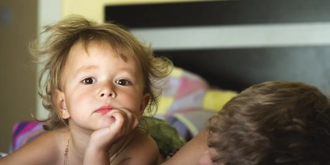 Πώς να βοηθήσετε το «κακό παιδί» της οικογένειας να ξεφύγει από το ρόλο του ταραχοποιού