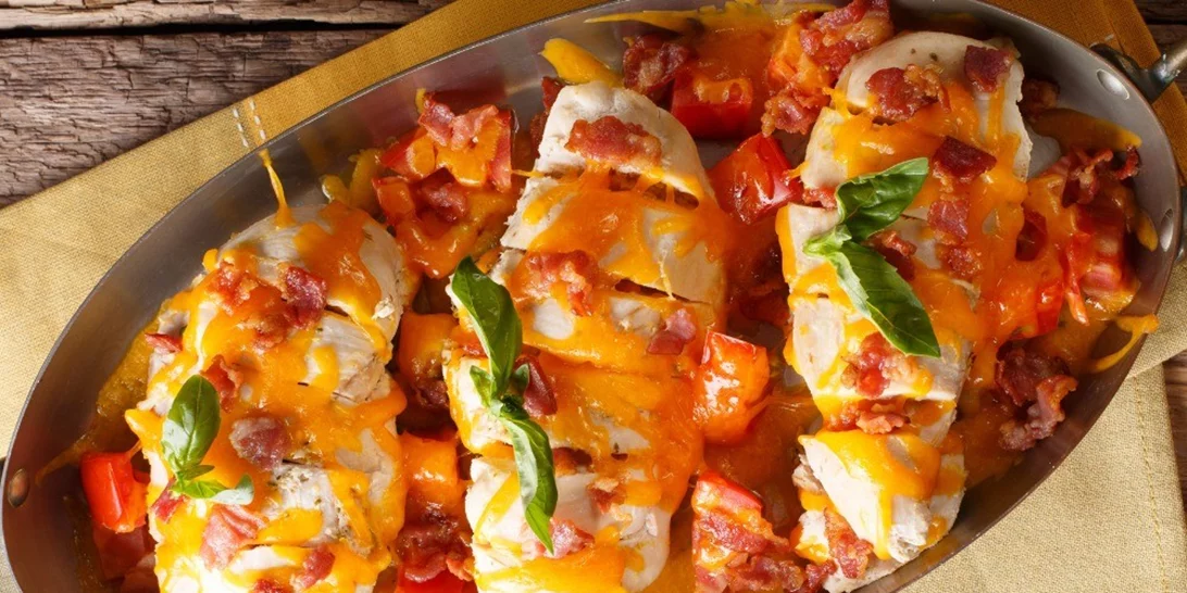 Συνταγή για κοτόπουλο γεμιστό με κασέρι και ντομάτες για να δοκιμάσεις σήμερα κιόλας