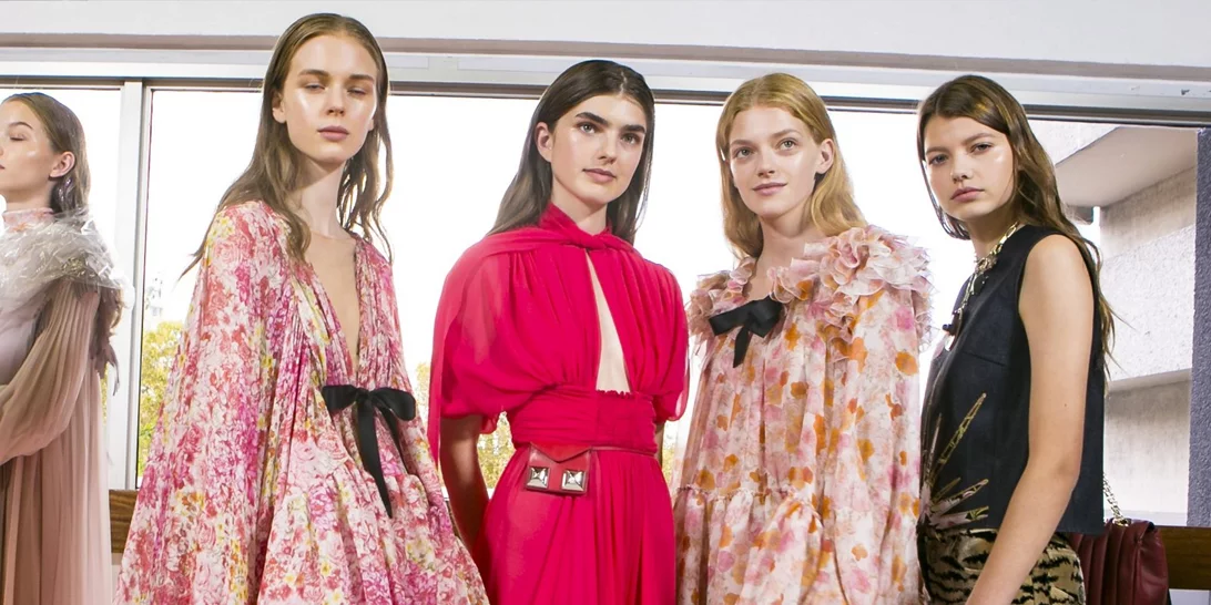 Τα 15+ πιο κομψά φορέματα για γάμο για να είσαι μια stylish καλεσμένη