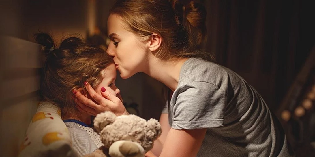 Το να αγκαλιάζετε τα παιδιά για καληνύχτα είναι τρόπος επικοινωνίας της αγάπης χωρίς να πείτε λέξη