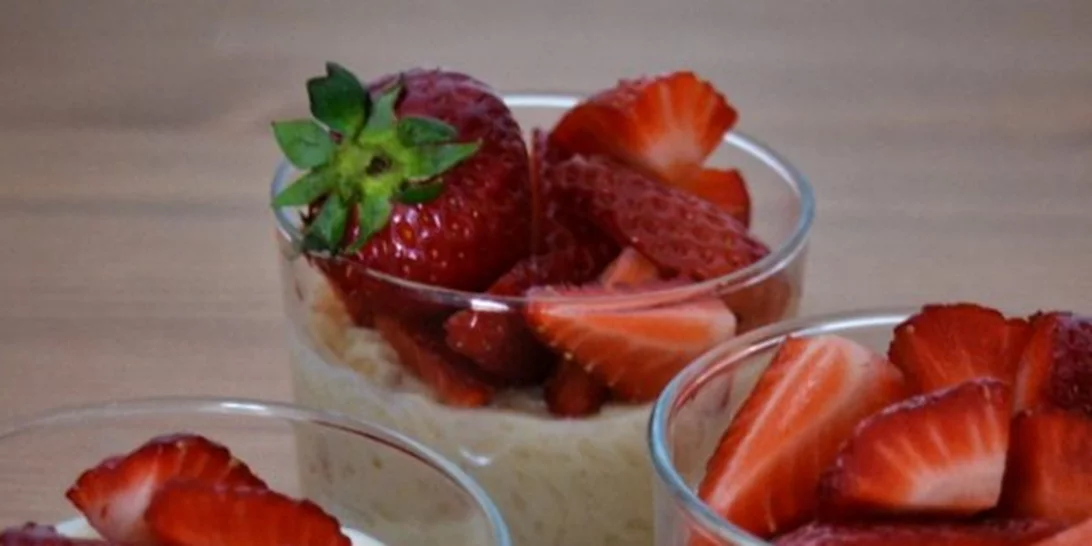 Νηστίσιμο ρυζόγαλο με γάλα καρύδας και φράουλες με συνταγή της ειδικού