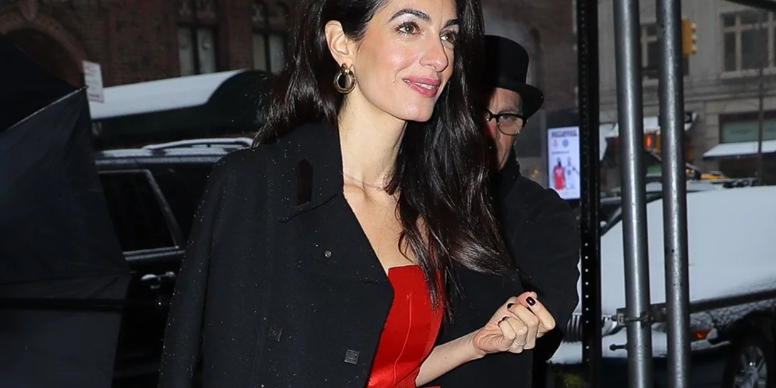 H Amal Clooney το έκανε ολόσωστα | Πώς να ντυθείς σε βραδινή έξοδο με τζιν