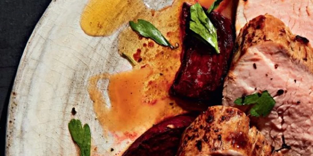 Χοιρινό ψαρονέφρι με παντζάρια μαριναρισμένο σε δεντρολίβανο και γκρέιπφρουτ