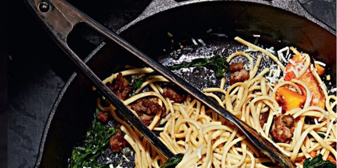 Λιγκουίνι με πικάντικο ιταλικό λουκάνικο, κολοκύθα και πεκορίνο