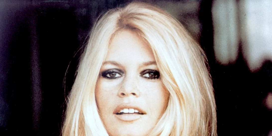 Η εντυπωσιακή μελαχρινή εγγονή της Brigitte Bardot - Τι σχέσεις έχει με την πασίγνωστη γιαγιά της και με τι ασχολείται;