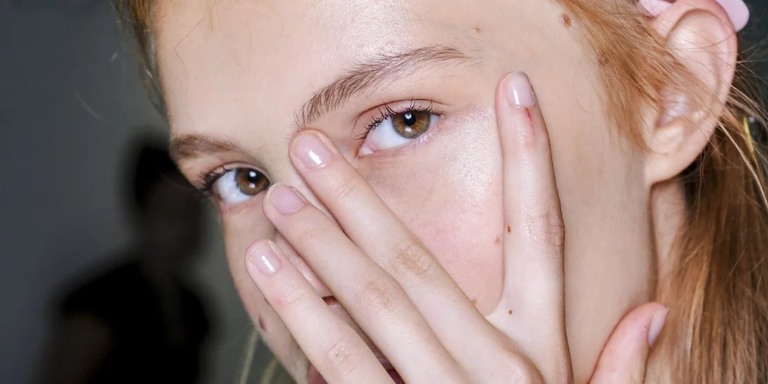 4 τρόποι για να μην σπάει το κονσίλερ