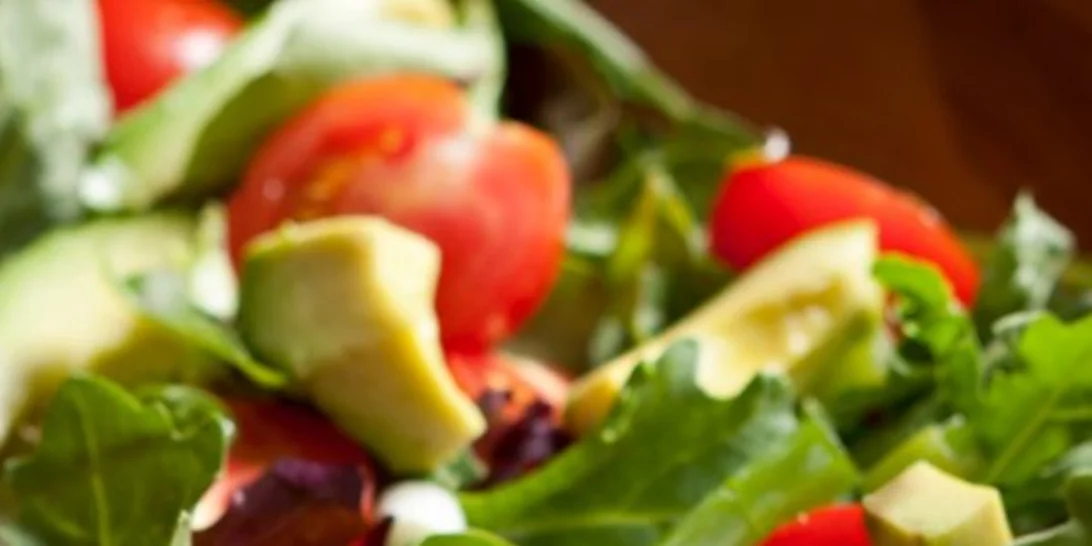 Σαλάτα με αβοκάντο, ντοματίνια, καλαμπόκι και πικάντικη βινεγκρέτ