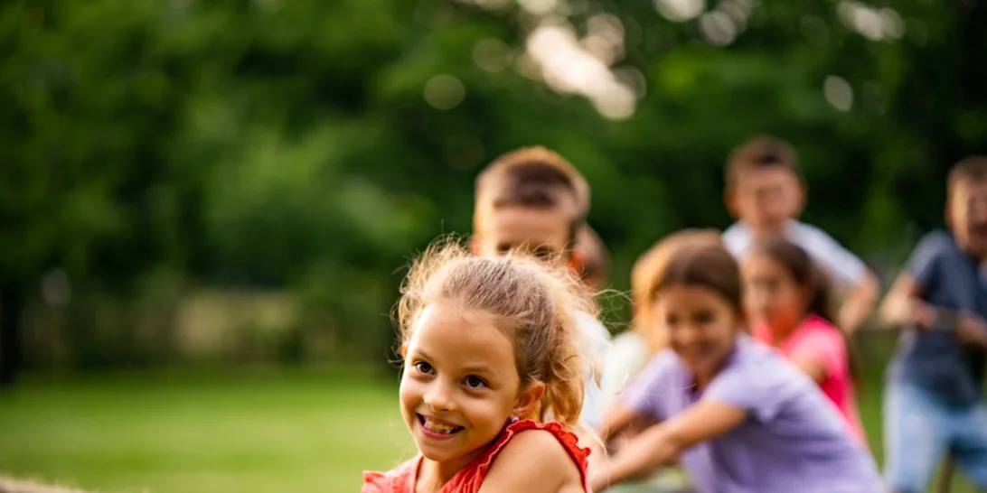 Πώς να μετατρέψεις την αυλή σου σε μοντεσσοριανό χώρο παιχνιδιού