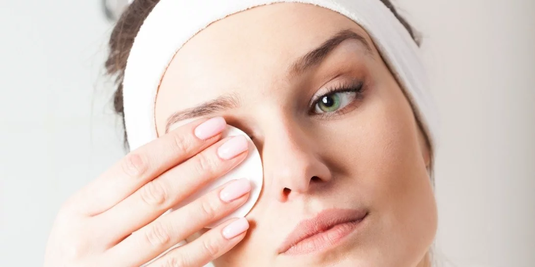 2 έξυπνοι τρόποι για να μην βαριέσαι το ντεμακιγιάζ (το κάνεις και το ξέρουμε)