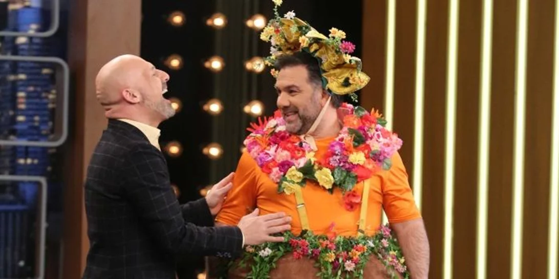 Νίκος Μουτσινάς | Η ξεκαρδιστική «πρόκληση» στον Αρναούτογλου: «Είσαι ό,τι χειρότερο στην τηλεόραση μετά το Power Of Love»