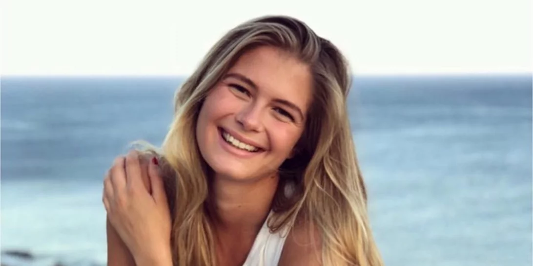 Αμαλία Κωστοπούλου | «Κλέβει» και φοράει ρούχα της Τζένης Μπαλατσινού από τα 90s